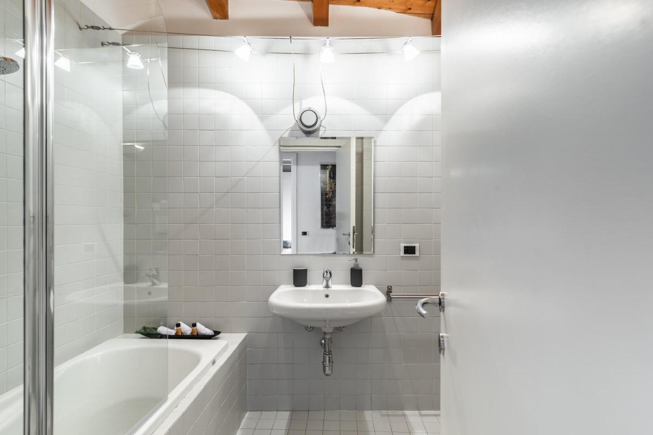 A Casa Nuccia Mansarda By Holiday Solutions โกโม ภายนอก รูปภาพ