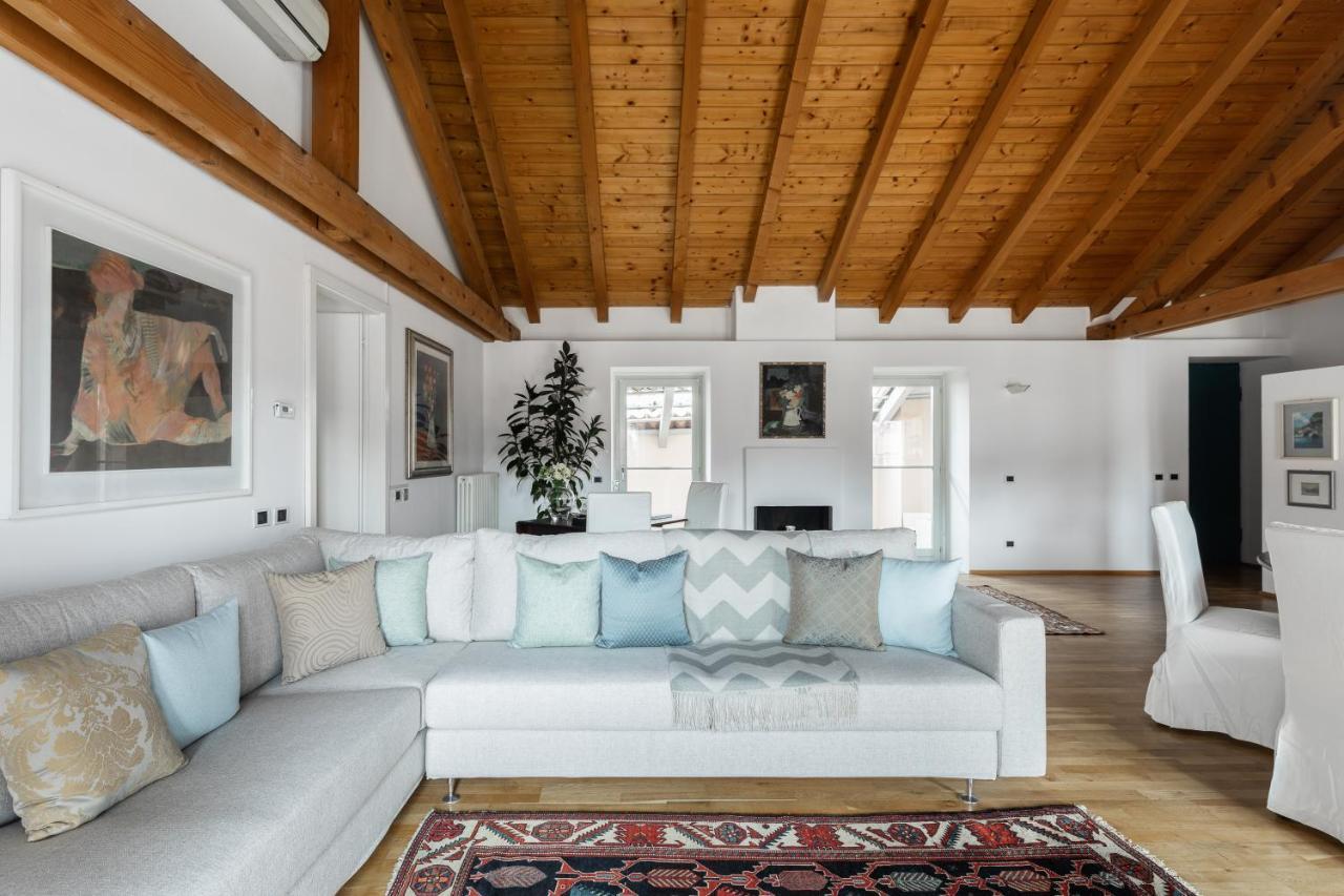 A Casa Nuccia Mansarda By Holiday Solutions โกโม ภายนอก รูปภาพ