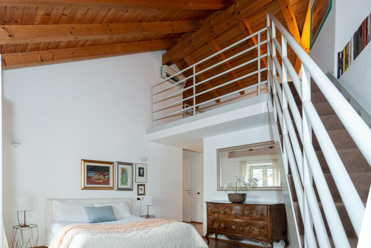 A Casa Nuccia Mansarda By Holiday Solutions โกโม ภายนอก รูปภาพ