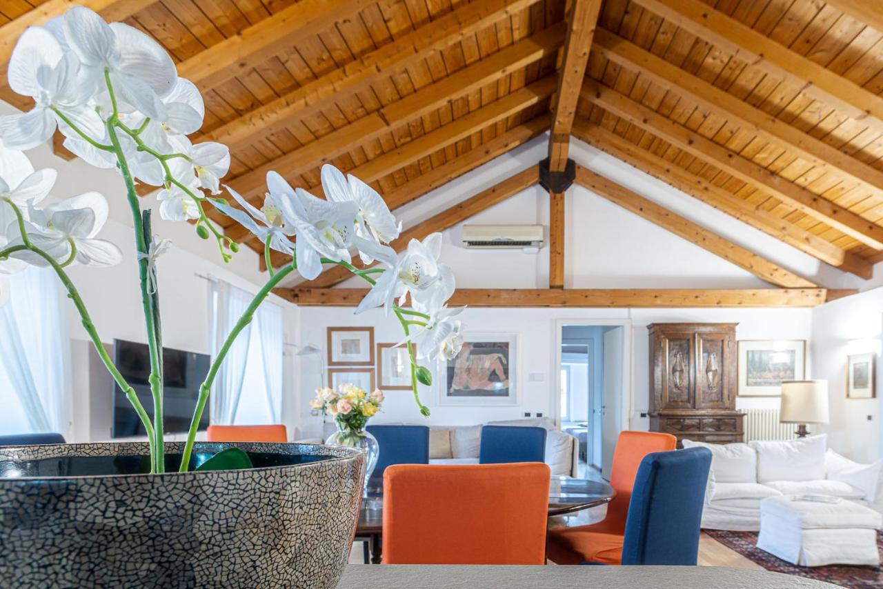 A Casa Nuccia Mansarda By Holiday Solutions โกโม ภายนอก รูปภาพ